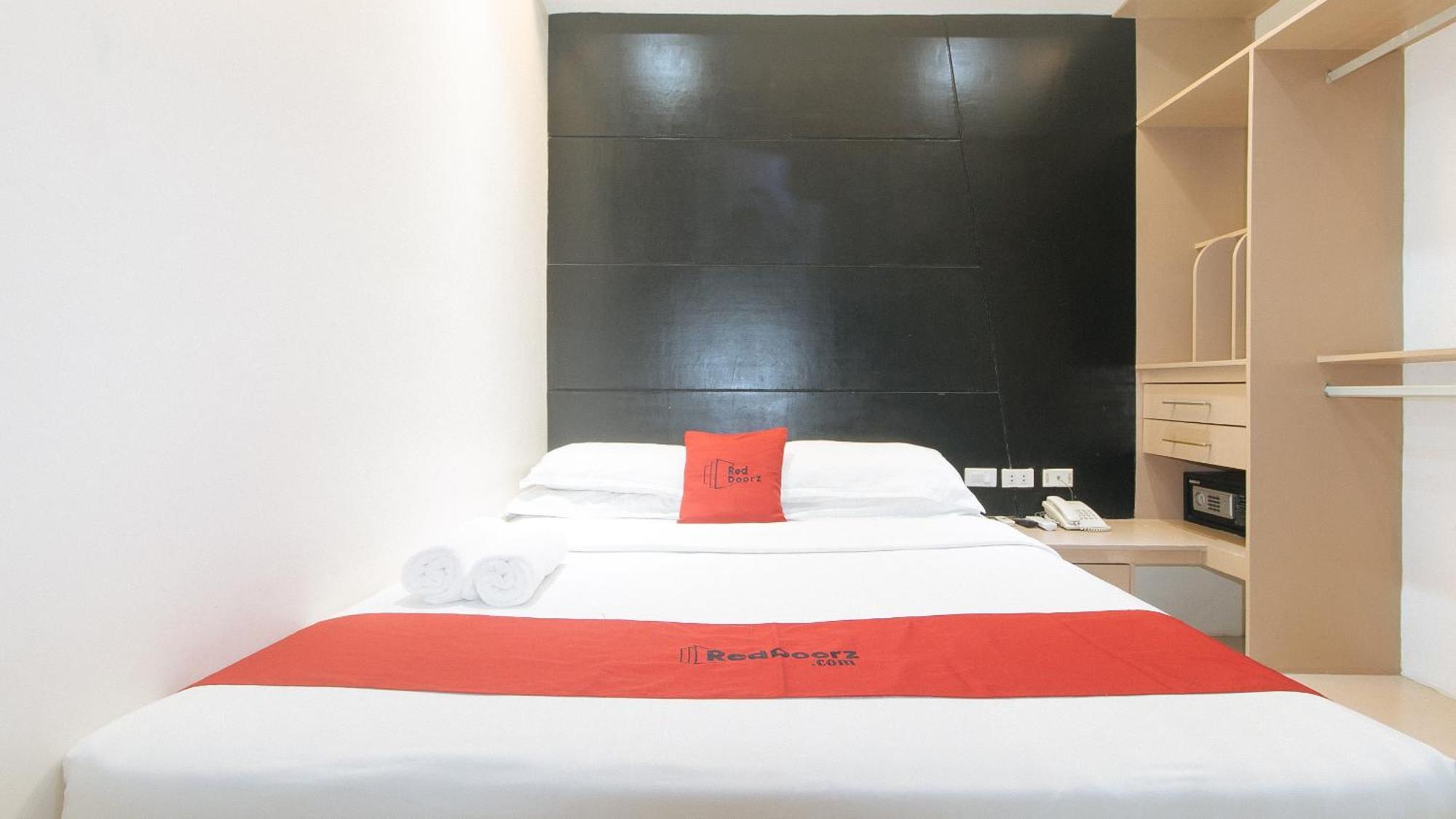 RedDoorz Plus @ Hernan Cortes Cebu Buitenkant foto