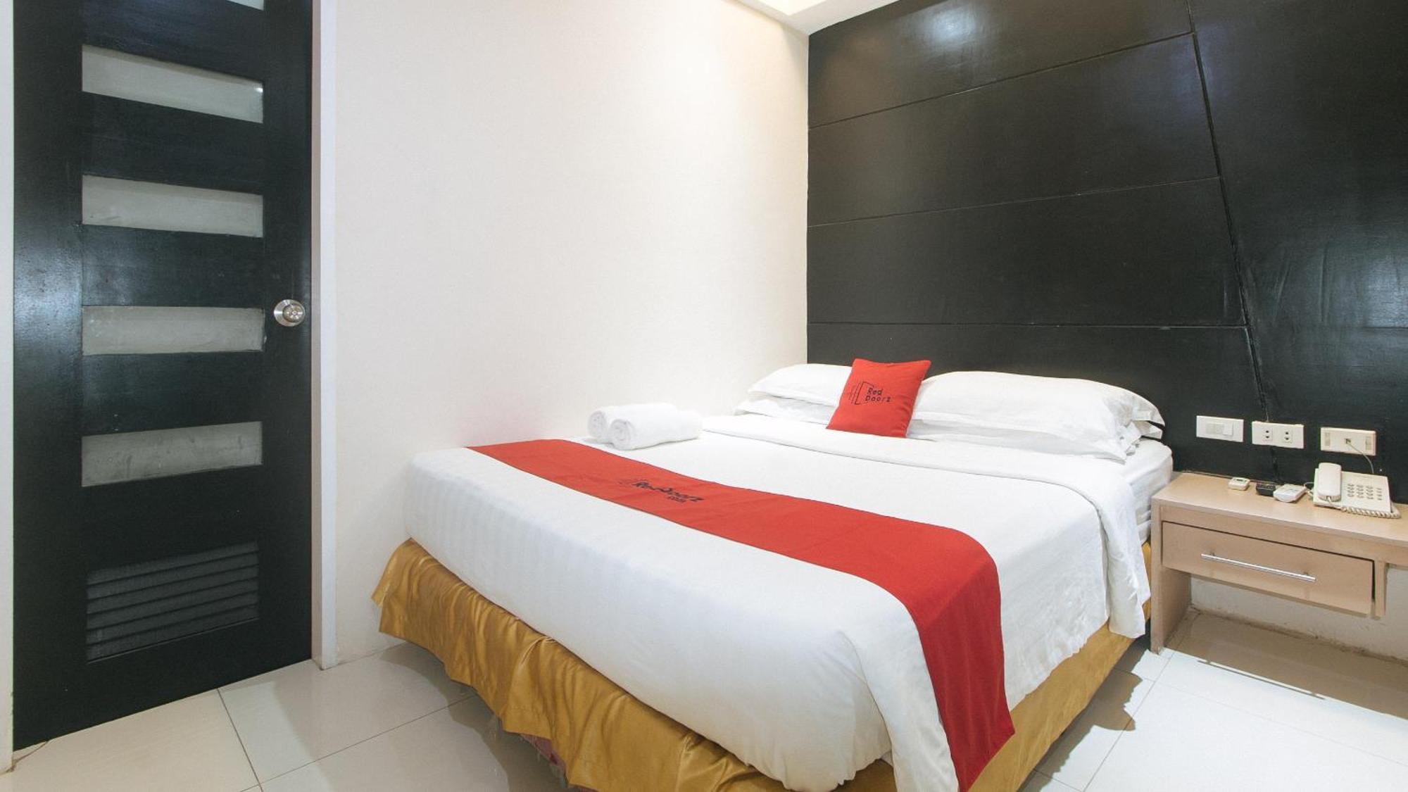 RedDoorz Plus @ Hernan Cortes Cebu Buitenkant foto